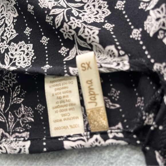 Japna Monochrome Floral Patterned Top - Picture 5 of 9